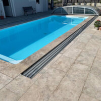 Pool mit Ablaufgitter
