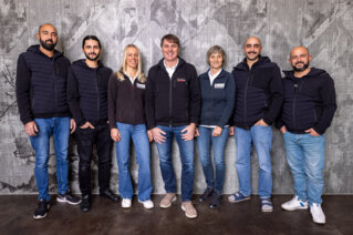 das Team der Firma bg vor und auf einem Firmenfahrzeug