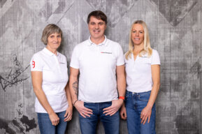 das Team der Firma bg vor einem Firmenfahrzeug