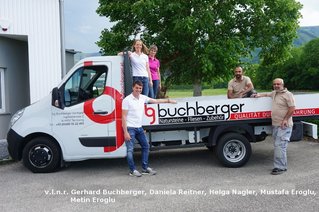 das Team der Firma bg vor und auf einem Firmenfahrzeug